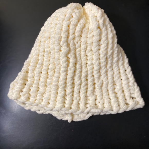 🍎 3/$6 or $4 each 🍎 Cream color loose knit winter hat - Picture 2 of 2